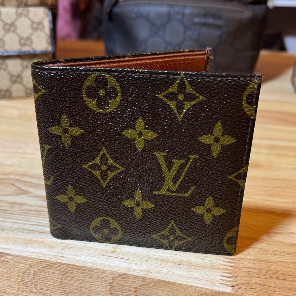 AUTHENTIC Louis Vuitton Monogram Key Holder in Brown and Gold